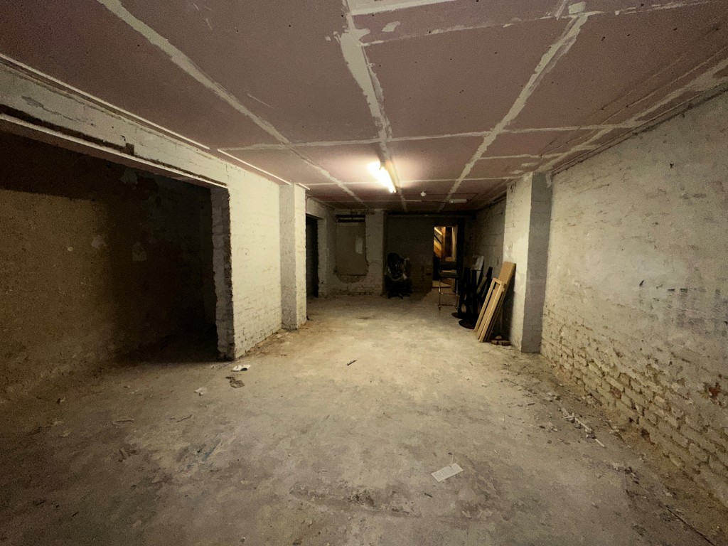 Lot: 66 - FREEHOLD MIXED USE INVESTMENT - Coral Basement